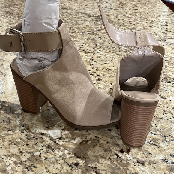 Excellent Condition Sandals - Picture 2 of 5